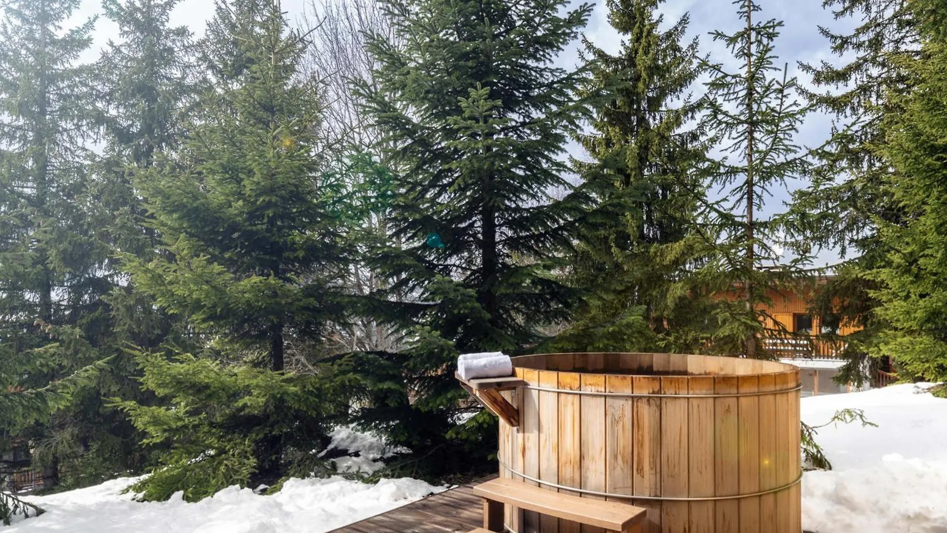 Chalet Chaleureux A Meribel : Cheminee, Jacuzzi, Proche Commerces, 4 Chambres En Suite - Fr-1-688-18